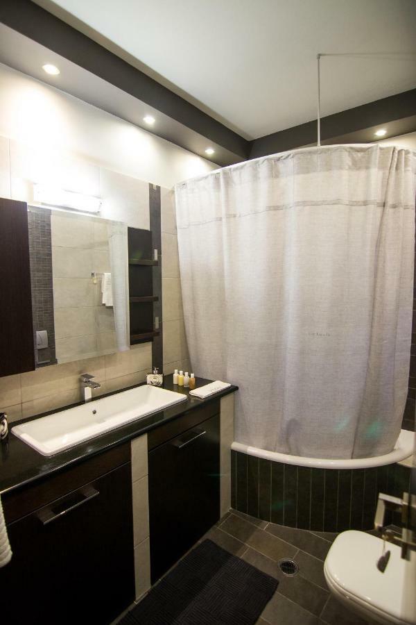 Mary'S Modern And Elegant Apartment Калампака Екстериор снимка