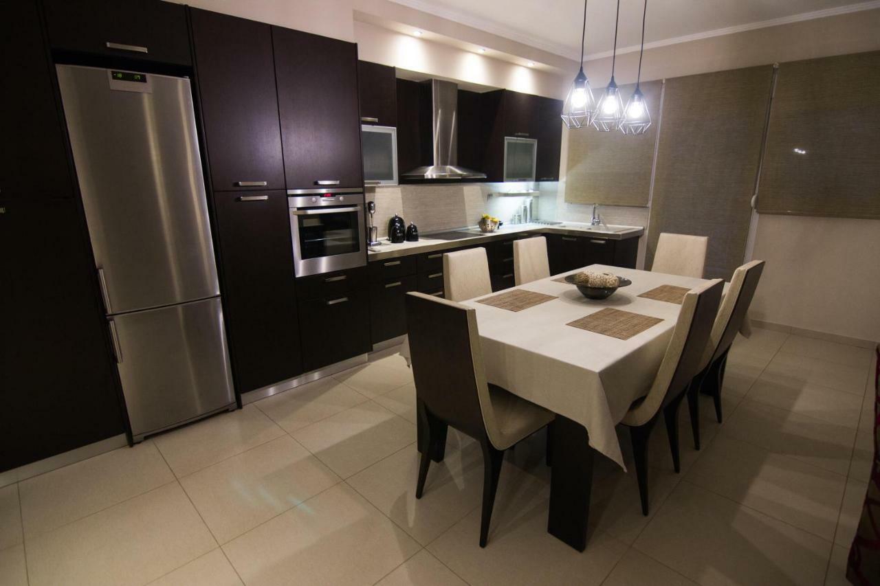 Mary'S Modern And Elegant Apartment Калампака Екстериор снимка